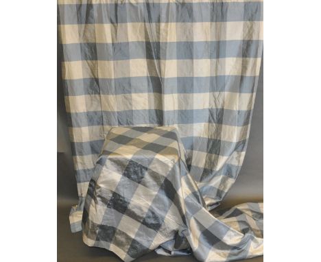 A pair of blue and white checked silk curtains, with a thermal lining, L. 205cm.