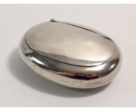 An oval silver pocket snuff box by Wilmot Manufacturing Co. Birmingham 1919, 70g