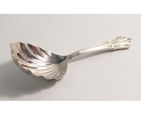 A silver caddy spoon with shell bowl, London 1901, by Goldsmiths and Silversmiths Co. Ltd, 10cm