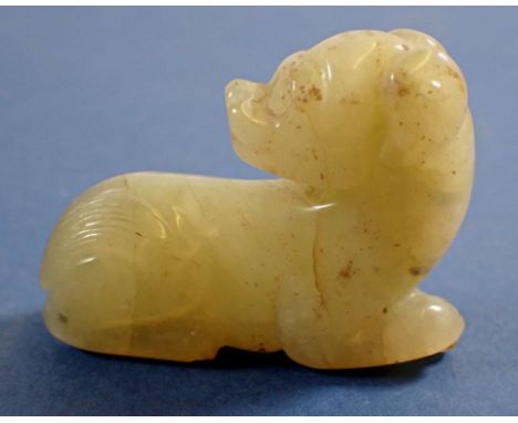 A 19th century Chinese jade carved dog with head turned to rear, 5 x 4cm