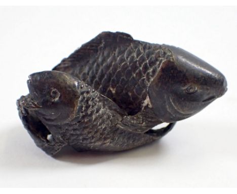 A Japanese miniature bronze of two fish, 4.5cm