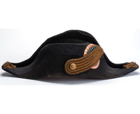 Black felt hat, with tricolor cocarda, gold wire torsade, and button with anchor. At the ends of the bicorn are golden fringe
