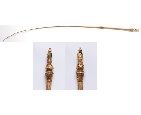 Remarkable rider whip, reptile skin, braided fabric and 22 K gold. Subject of a raptor holding a prey between its claws in te