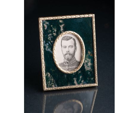 Gold and hard stone mount, engraved medallion of the portrait of Nicholas II - Gross weight 133,5 g, dimensions 10,5 x 8 cm, 