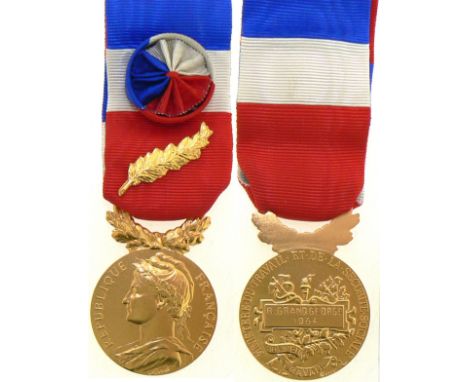 Grand Gold Class, named. Breast Badge, 27 mm, gilt Silver, signed Borrel", original suspension loop and ribbon with rosette a