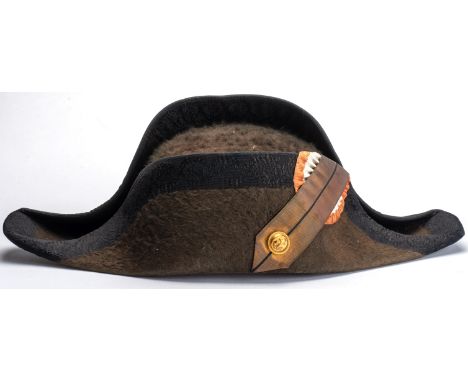 Black felt hat, with tricolor cocarda, gold wire ribbon, and button with anchor. Very fine red lining with the stamp of the m