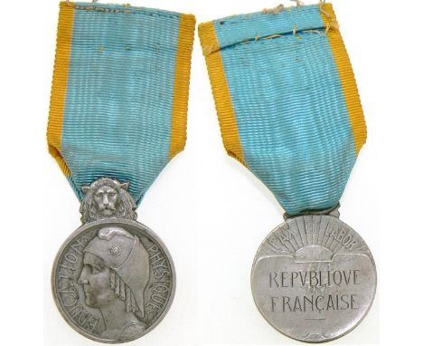 Silver Class. Breast Badge, 27 mm, Silver, original suspension ring and ribbon. Scarce! I R!