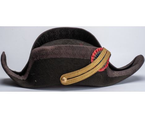 Black felt hat, with tricolor cocarda and button specific to the polytechnic school. Damaged lining with the stamp of the man