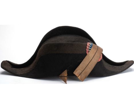 Black felt hat, with tricolor cocarda, gold wire ribbon broken. Missing button with anchor. Very fine white lining with the s