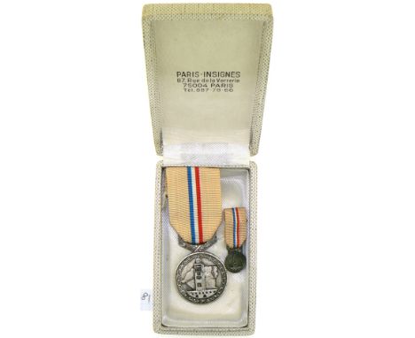 Breast Badge, 32 mm, silvered Metal, original suspension device and ribbon in original case of issue, together with miniature