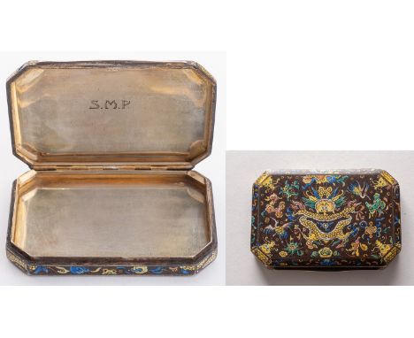 Silver-gilt snuff box decorated with polychrome dragons- Initials engraved SMP. Presence of two punches. Weight 196 g. Dimens