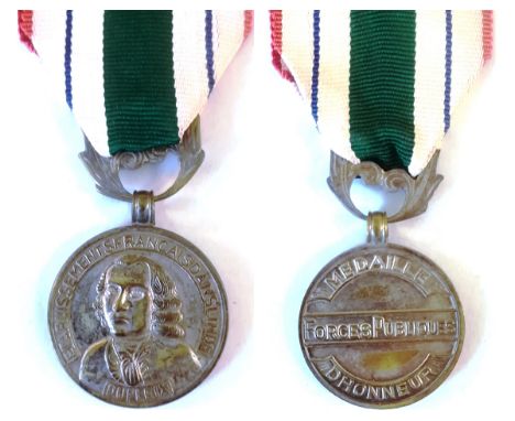 Breast Badge, 30 mm, silvered Metal, original ornamented suspension ring and ribbon. Rare and in extremely fine condition! R!