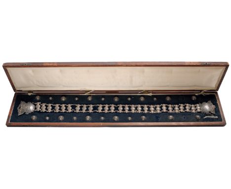 Important Russian silver niello finery in damaged case of origin, comprising a belt of splendor with bucklet and clasp in for