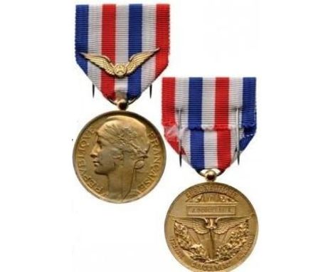 2nd Type (1932-1978), named, instituted in 1921. Breast Badge, 36 mm, gilt Silver, hallmarked by the French Mint, original su