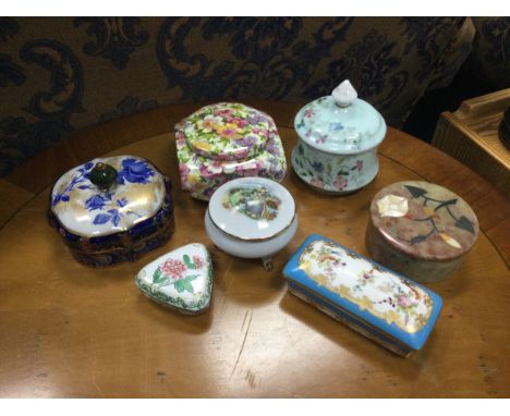 GROUP OF CERAMIC AND OTHER TRINKET BOXES