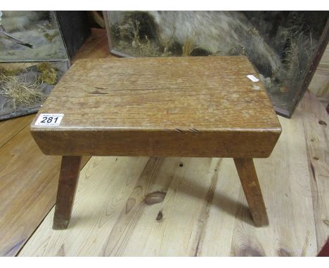 Small pig bench stool - Approx H: 29cm x L: 49cm x D: 29cm