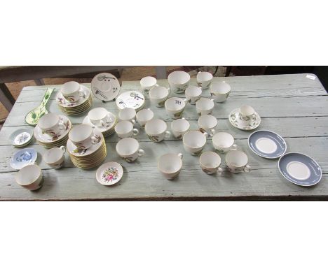 Collection of cups and saucers etc to include Evesham - Mostly Royal Worcester