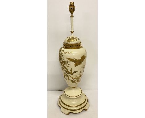 A large ceramic cream and gilt Worcester style table lamp mounted on a wooden base.  Approx. 63cm tall (including light fitti