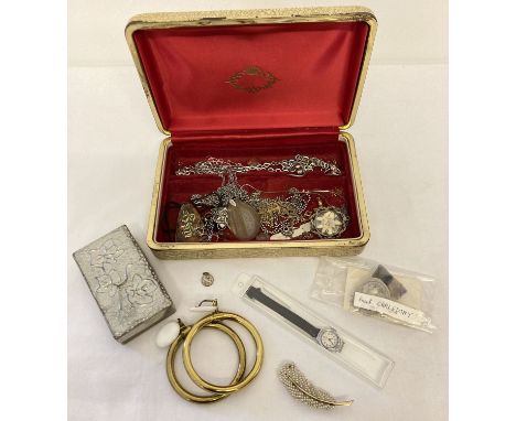 A vintage cream jewellery box and contents. To include necklaces, pendants, rings and a feather style brooch. 