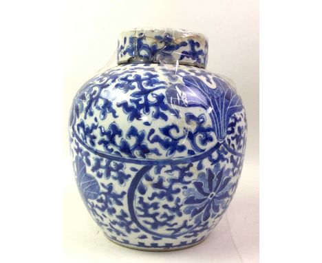 LATE 19TH/EARLY 20TH CENTURY CHINESE BLUE AND WHITE LIDDED GINGER JAR, GUANGXU PERIOD (1875-1908)  decorated throughout with 