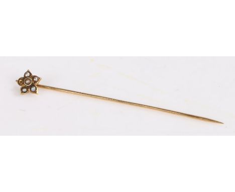 Yellow metal stick pin set with 6 pearls arranged in a flower pattern&nbsp;