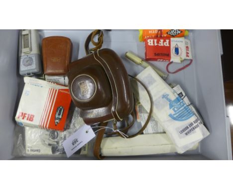 A vintage Zeiss Ikon camera together with various accessories (a lot)