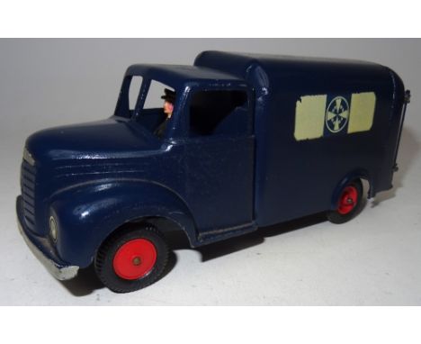 Britains set 1513, RARE Volunteer Ambulance with driver, THIRD VERSION, split windscreen, driver fixed in cab, dark blue fini