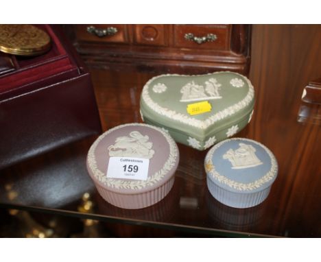 THREE WEDGWOOD JASPERWARE TRINKET POTS TO INCLUDE A PINK EXAMPLE 