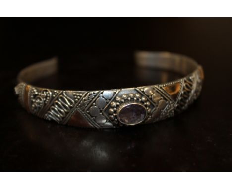 AN UNUSUAL SILVER DESIGNER STYLE BANGLE SET WITH A PURPLE STONE  