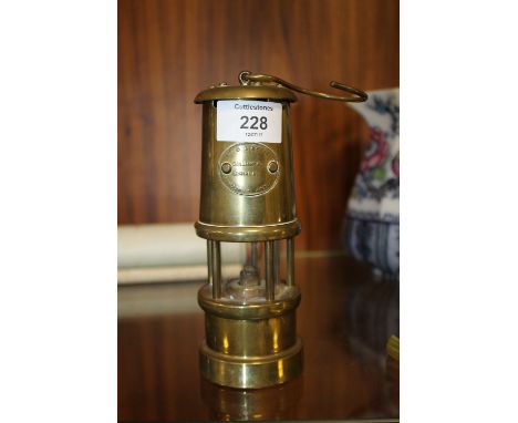A SMALL BRASS LAMP AND LIMELIGHT LANTERN