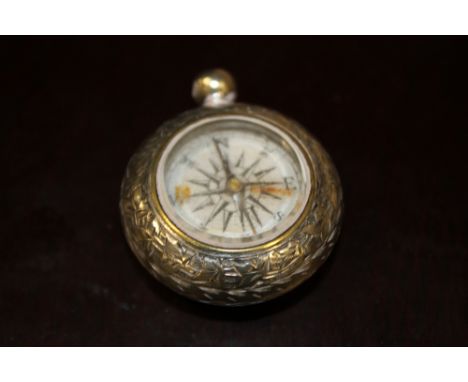 AN UNUSUAL SILVER PLATED VINTAGE COMPASS OF SMALL PROPORTIONS 
