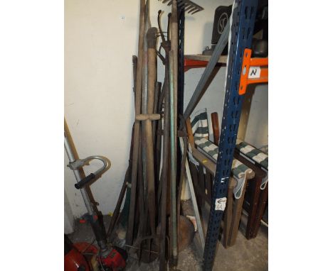 A QUANTITY OF GARDENING TOOLS