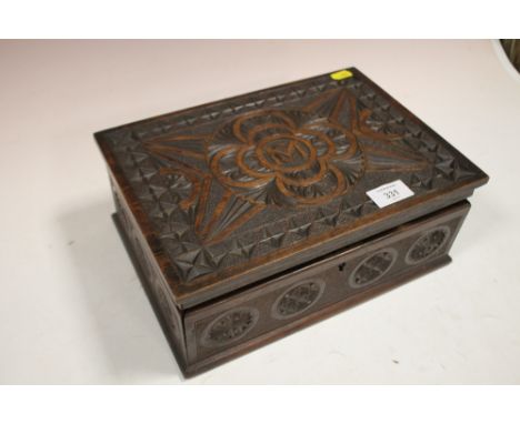 A HEAVILY CARVED OAK LIDDED TRINKET BOX AND CONTENTS TO INCLUDE COSTUME JEWELLERY 