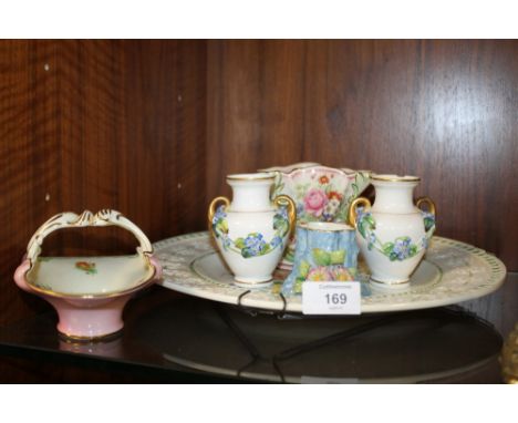 A SELECTION OF VINTAGE CERAMICS TO INCLUDE ROYAL WORCESTER, WEDGWOOD ETC.
