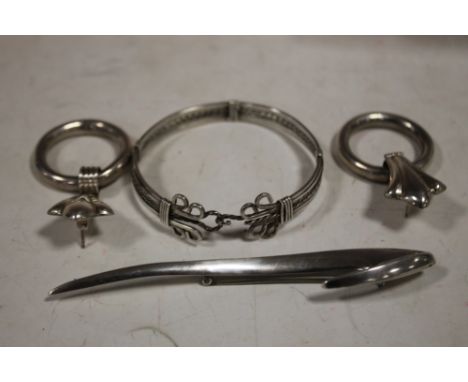 A STERLING SILVER BROOCH, BANGLE AND EARRINGS 