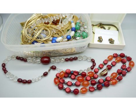Twenty vintage necklaces 