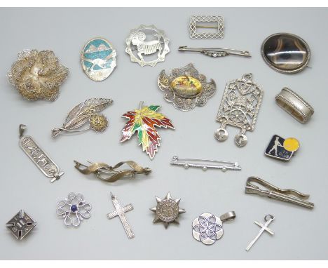 A collection of silver jewellery including a hallmarked tie clip in the form of a gun, 55g, together with six unmarked pieces