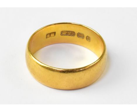 A vintage 22ct gold band ring, size U/R, approx 7.3g.