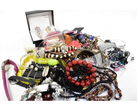 A quantity of vintage and modern costume jewellery and fashion jewellery items.