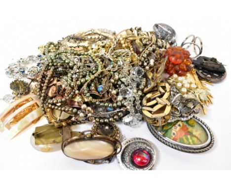 Various items of antique and vintage costume jewellery to include mourning brooches, earrings, necklaces, brooches, etc.