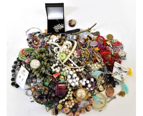 A good quantity of antique, vintage and modern costume jewellery, to include rings, brooches, necklaces, fashion watches, mod