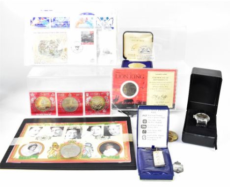 A quantity of commemorative crowns to include 'The Golden Jubilee of HM Queen Elizabeth', 'The Queen Mother' and various othe