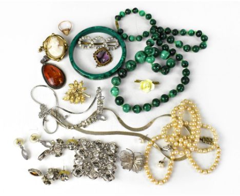 Various items of costume jewellery to include vintage malachite one-piece bangle, malachite beaded necklace, amber pendant in