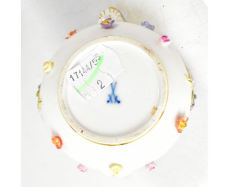 A group of ceramics to include Oriental examples, a modern blue and white plate decorated in the Oriental style, diameter 23c