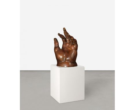 BOTERO, FERNANDO1932 Medellin/Kolumbien - 2023 MonacoTitel: Hand. Datierung: 1976. Technik: Bronze, braun patiniert. Maße: 88