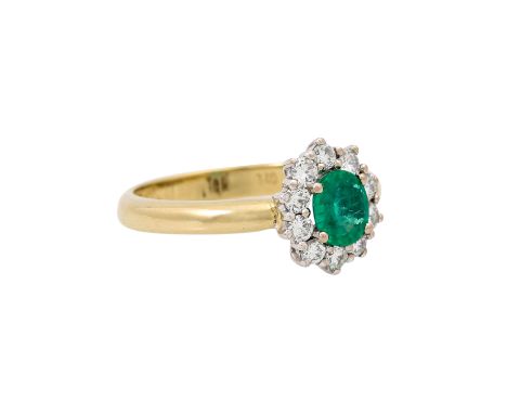 Ring mit oval facettiertem Smaragd ca. 0,4 ct sowie Brillanten von zus. ca. 0,3 ct, gute Farbe und Reinheit, GG 14K, 3,7 g, R