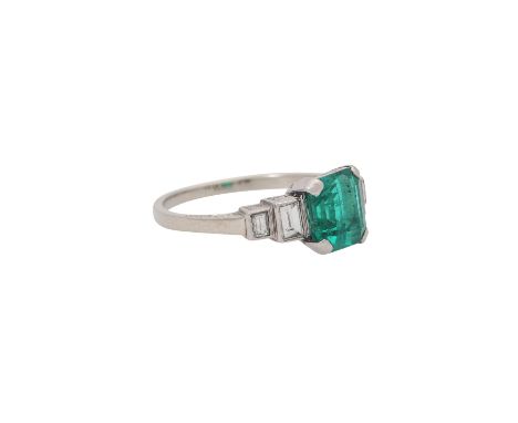 Art Déco Ring mit feiner Smaragd ca. 1,7ct und 4 Diamanten zus. ca. 0,5ct, von guter Farbe und Reinheit, Platin, 4g, RW: 53, 