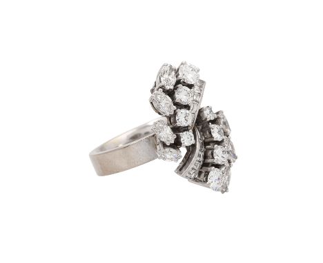 Ring mit Diamanten von zus. ca. 1,9 ct, ca. WEISS-LGW (H-I)/VVS, davon Brillanten zus. ca. 0,9 ct, Navetteschliffe ca. 0,85 c