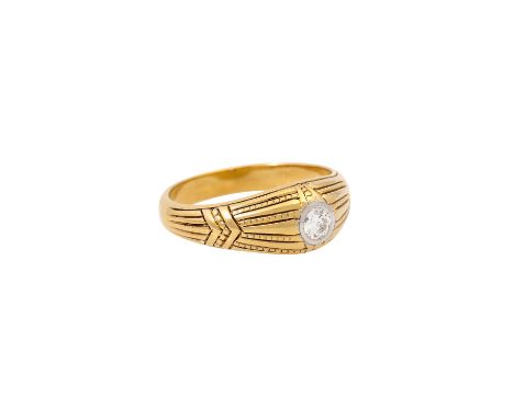 Ring mit Brillant, ca. 0,20 ct, ca. WEISS (H)/VS, GG 14K, 7,1 g, RW: 59, Mitte 20. Jh., sehr leichte Tragespuren.| Ring set w