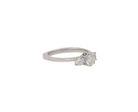 Ring mit 3 Brillanten von zus. ca. 1 ct, ca. WEISS-LGW (H-J)/SI-P1, WG 18K, 3,2 g, RW: 55, 2. H. 20. Jh., guter Erhalt.| Ring